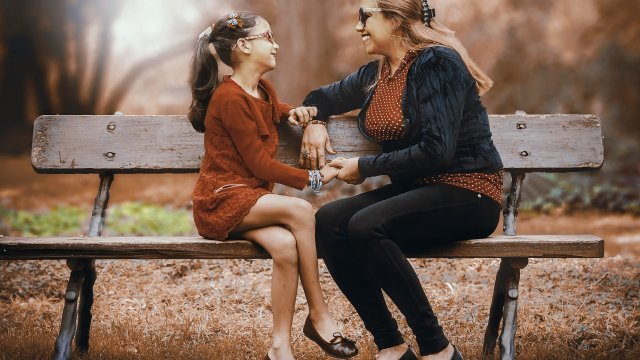 ベンチに座る母と娘